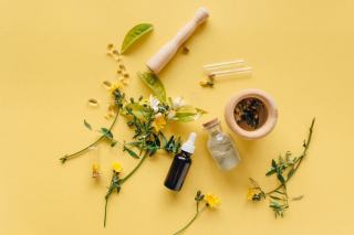 CBD et médicaments : vérifier les interactions avant d'associer les deux Boîtes de médicaments posées à côté d'un flacon d'huile de CBD