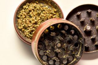 Super Pollen hash CBD : pollen de chanvre pressé à froid
